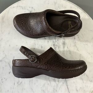 Dansko Sam Brown Tooled Leather Clogs | 38 | Convertible Slingback
